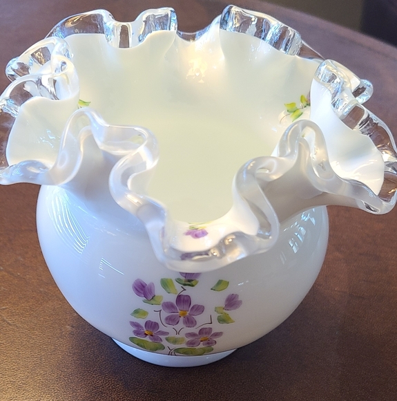 Vintage 70s Fenton "Violets in the Snow" Silvercrest ruffled vase🐣 - Picture 4 of 6